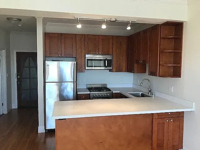 California & Pierce Apartments — Photo 3