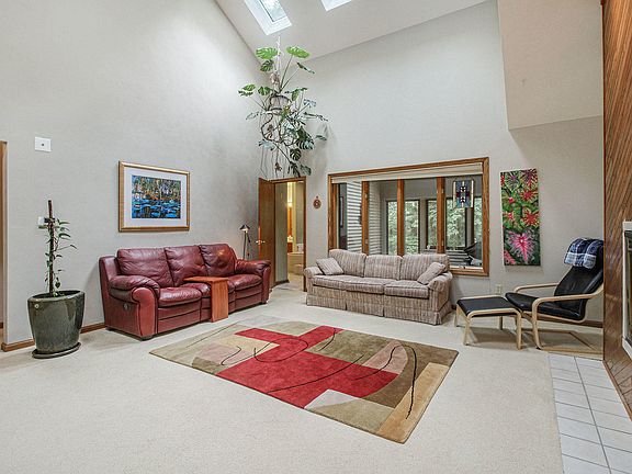 3rd image of 14707 Trillium Dr