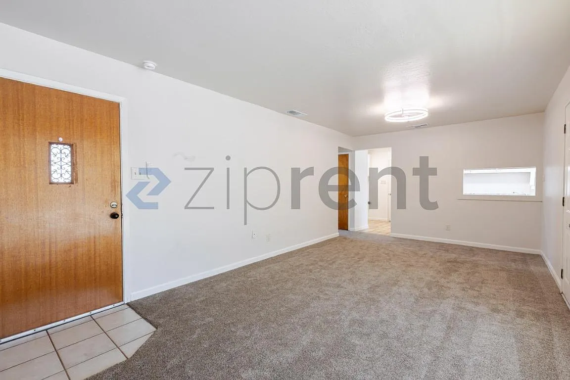 3 bed, 944 sqft, $2,200 — Photo 4
