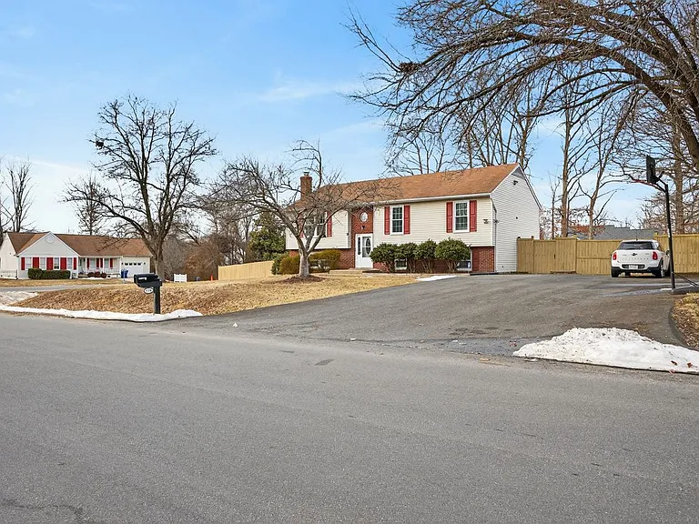 136 Stevens Dr — Photo 32
