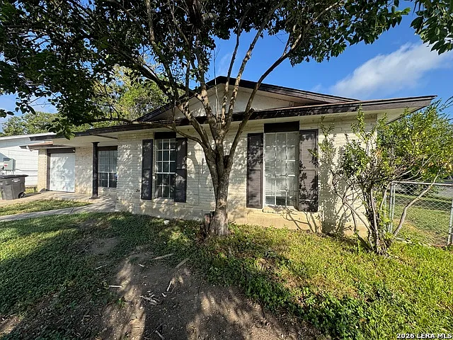3 bed, 1.0 bath, 968 sqft, $1,340 — Photo 2