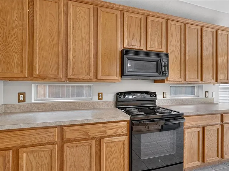5912 Meadowglen Dr — Photo 8