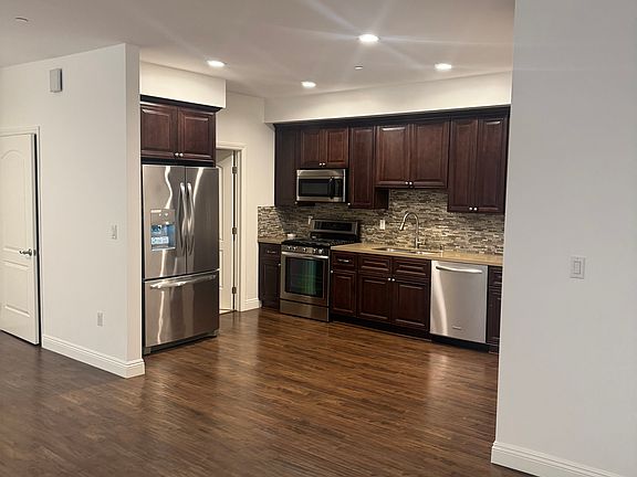 5th image of 10830 Kling St #202