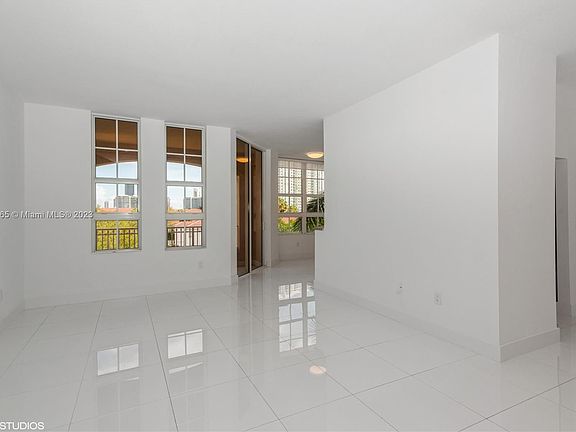 4th image of 3001 NE 185th St APT 421