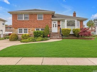 27 Evelyn Ln, Syosset, NY 11791