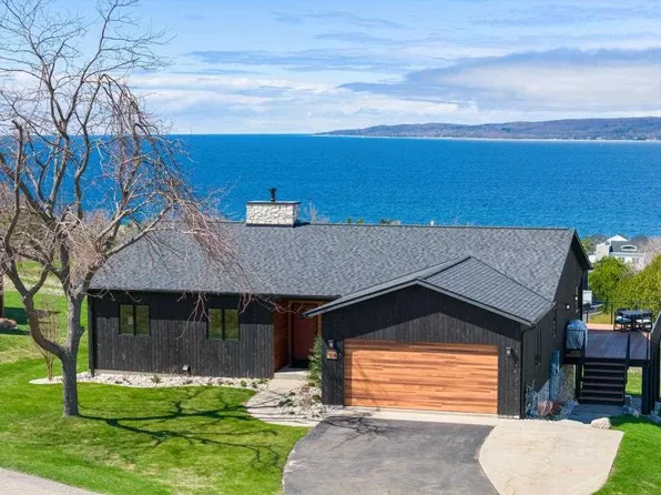 914 Country Ln, Petoskey, MI 49770