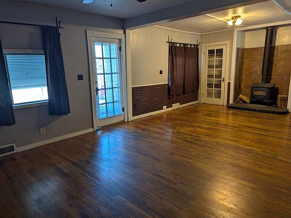 2nd image of 827 S Egan Ave