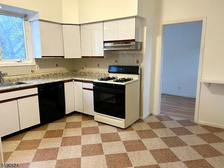 242 Brook Ave — Photo 6