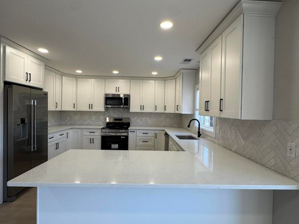 1052 Main St #3