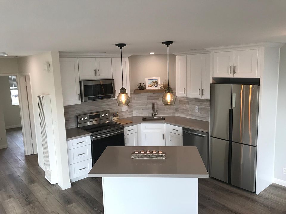 Kitchen. Brand new Cabinets, countertops, appliances!