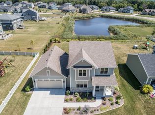 W215N6078 Arbor Ln, Menomonee Falls, WI 53051
