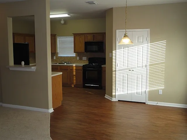 3 bed, 2.5 bath, 2254 sqft, $2,170 — Photo 3