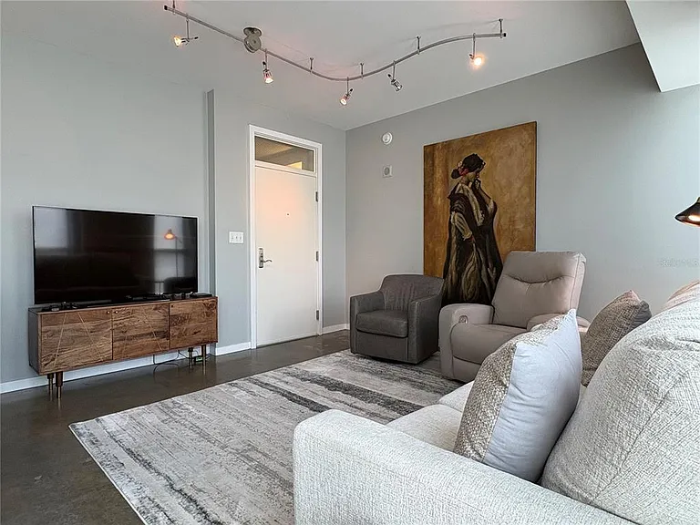 1350 Main St #302 — Photo 4