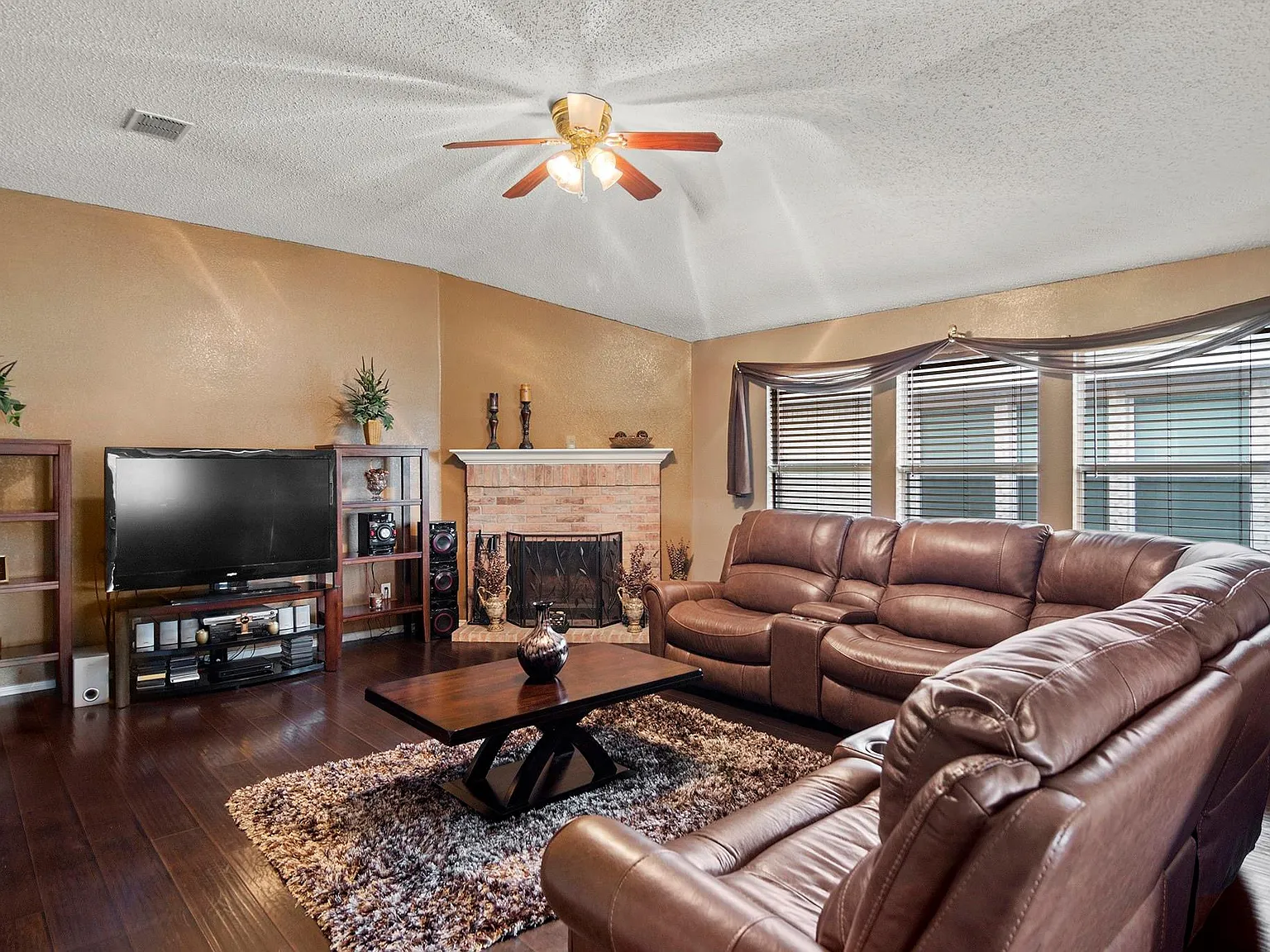 4 bed, 1830 sqft, $2,300 — Photo 4