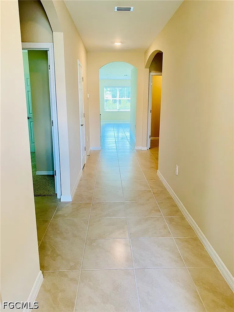 4 bed, 2.0 bath, 1828 sqft, $2,500 — Photo 2
