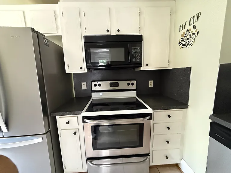 324 E Peterson Dr — Photo 14