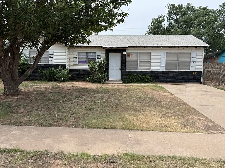 3005 N Hill St — Photo 1