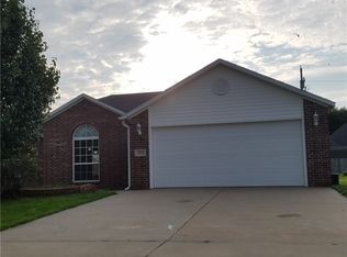 554 Red Oak St, Gentry, AR 72734