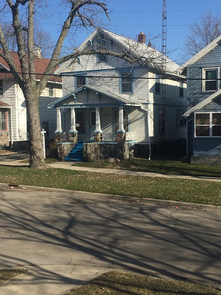 134 Moore St photo 1