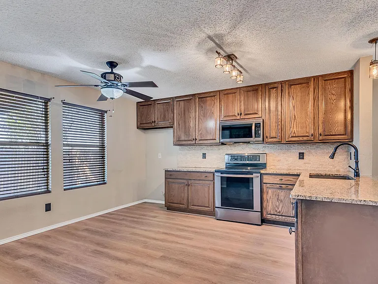 2124 Blanco Ln — Photo 11