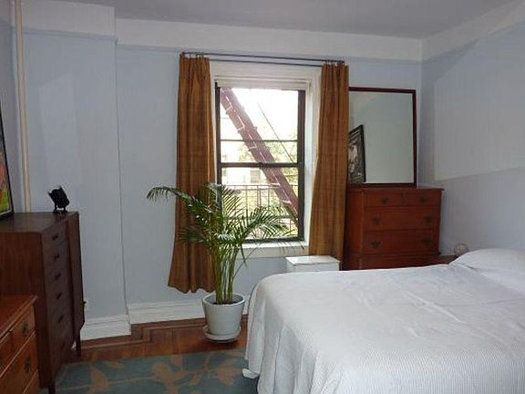 2nd image of 3114 Crescent St APT 5C