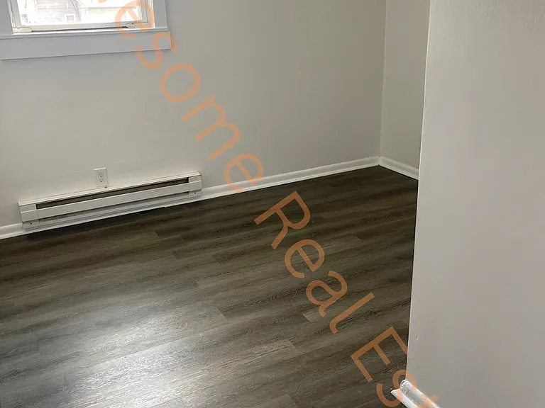 219 W Kennedy Ave — Photo 2