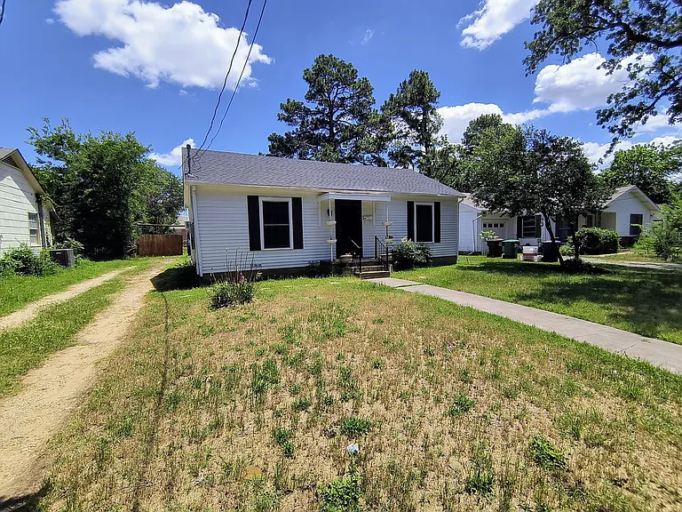 2304 Palmer Dr — Photo 2