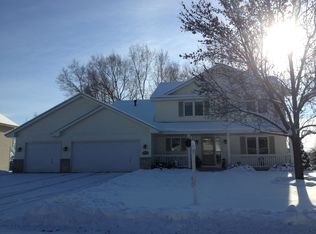 2124 Pinewood Dr, Shakopee, MN 55379