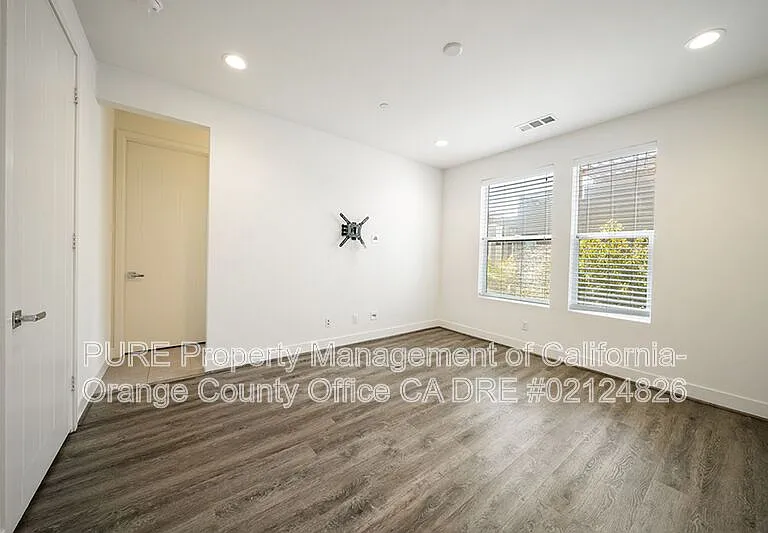 661 W 17th St — Photo 41