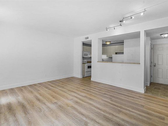 3rd image of 5316 Pershing Ave APT 208