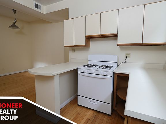 3rd image of 627 W Oakdale Ave #6272