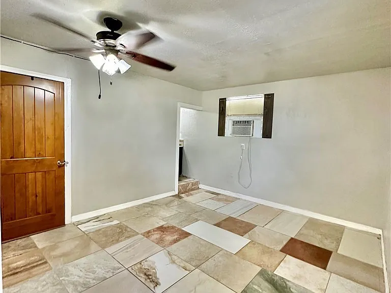 907 Laredo Ave — Photo 11
