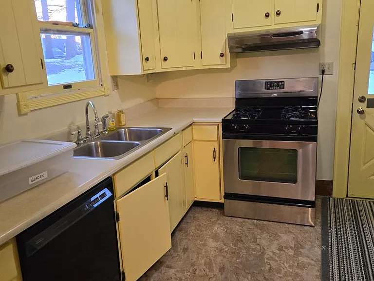 1119 Oakmont Rd — Photo 2
