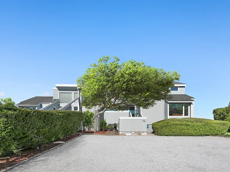 32 Dune Rd — Photo 2