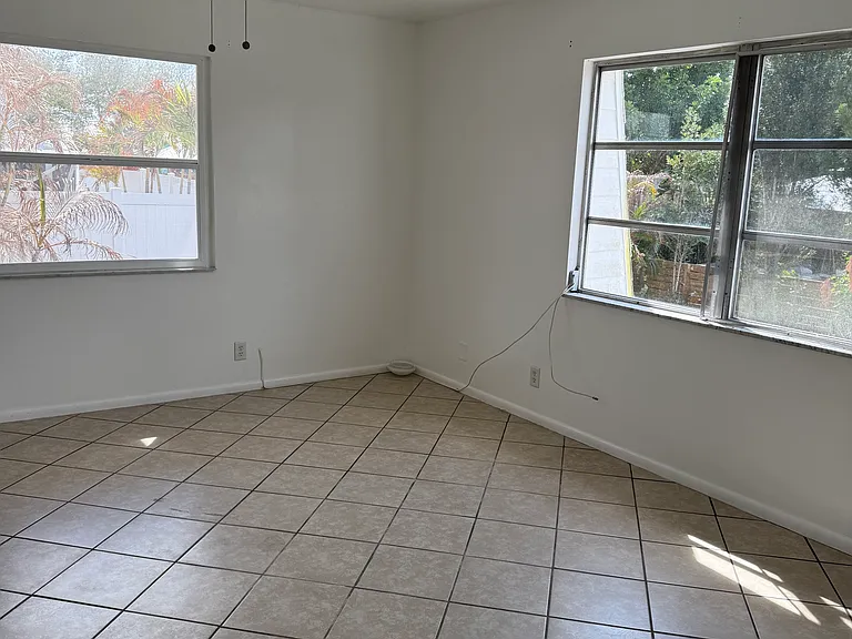 1818 NE Dixie Hwy — Photo 12