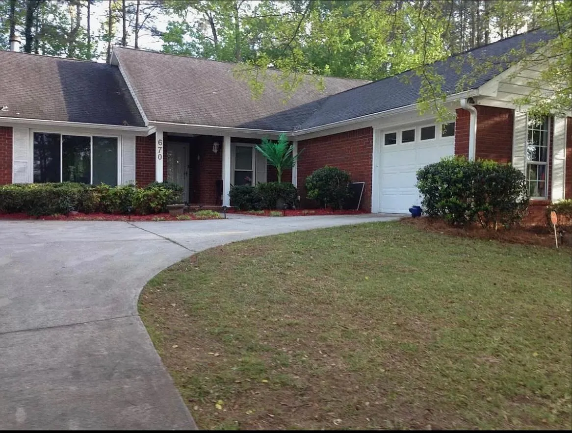 670 Tara Ln — Photo 1
