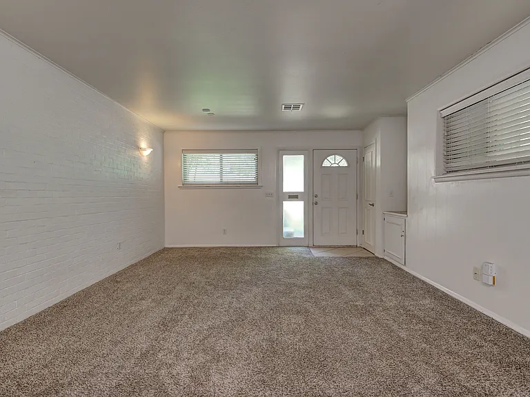 4618 N Harvey Pkwy — Photo 4