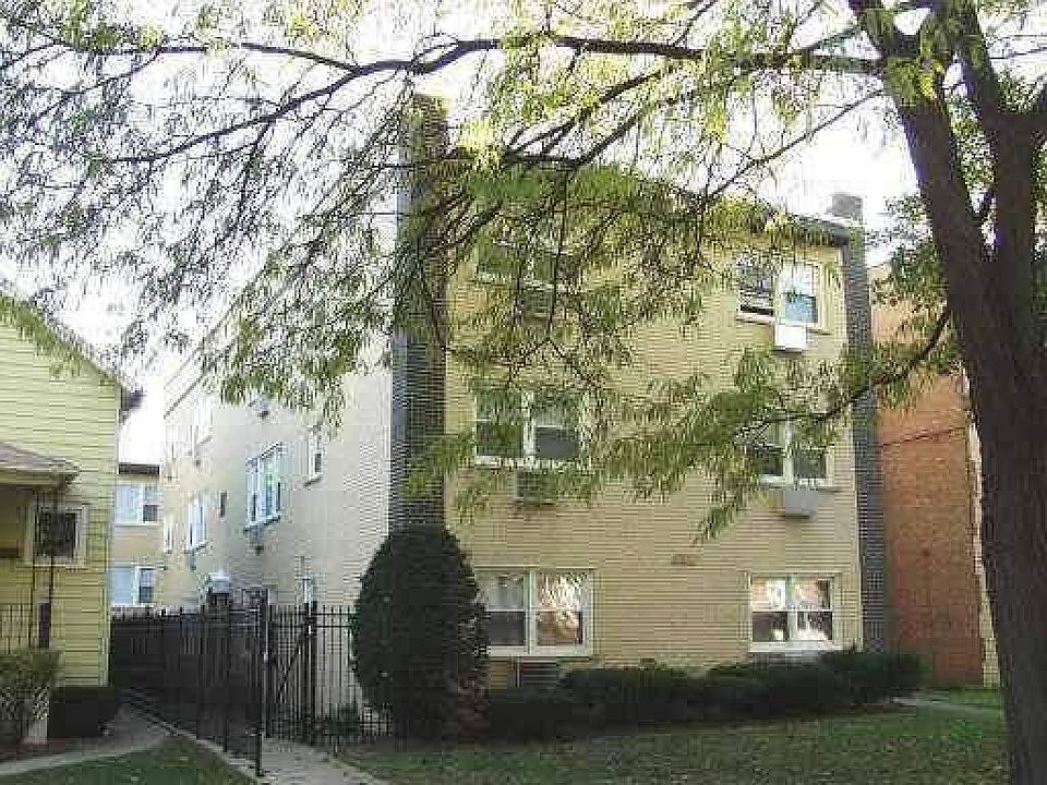 2nd image of 1941 W Touhy Ave APT 1A