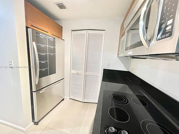 3rd image of 253 NE 2nd St APT 1406
