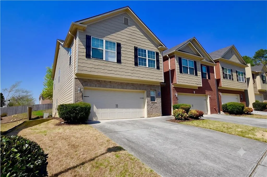4 bed, 2.5 bath, 2300 sqft, $2,195 — Photo 3