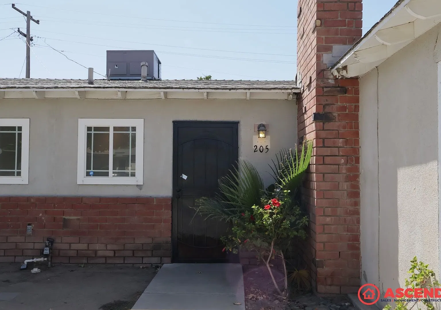 Beautiful 3BR/2BA with Garage Pet Friendly, Utilities Included! — Photo 2