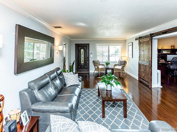 4th image of 415 Perugia Ave