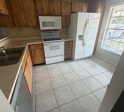 5th image of 300 Kent Pl