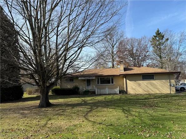 92 Woodland Dr, New Middletown, OH 44442