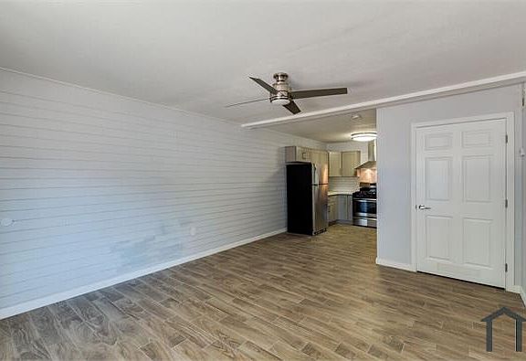 4th image of 402 W Earll Dr APT 6