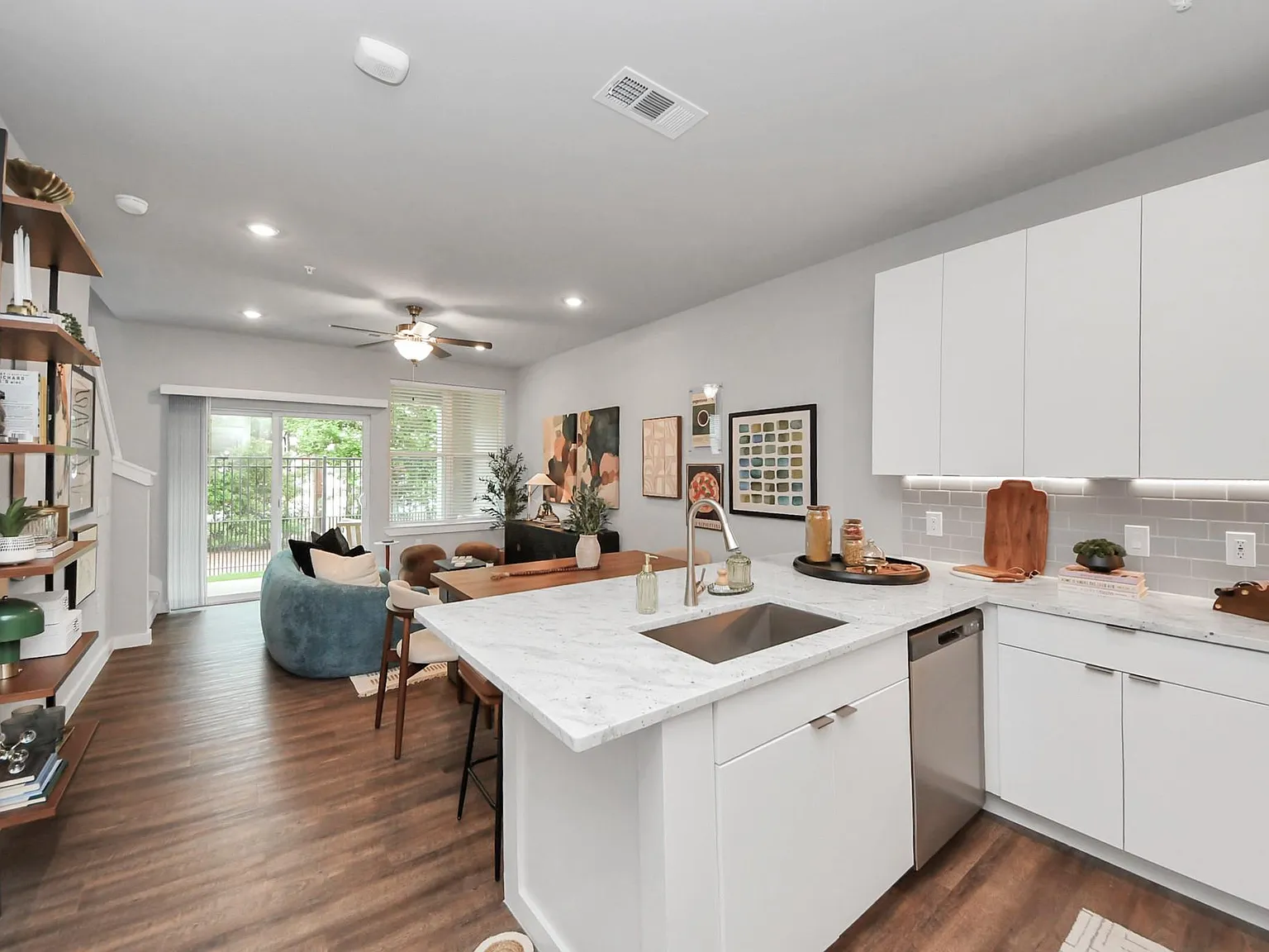 1 bed, 1.5 bath, 984 sqft, $2,140 — Photo 4