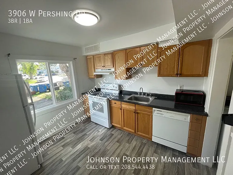 3906 W Pershing Dr — Photo 2