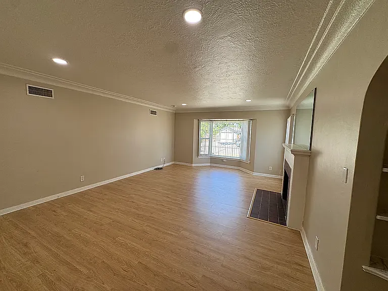 337 E Weldon Ave — Photo 6