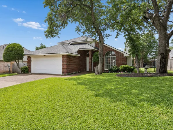 6828 Moss Ln, North Richland Hills, TX 76182