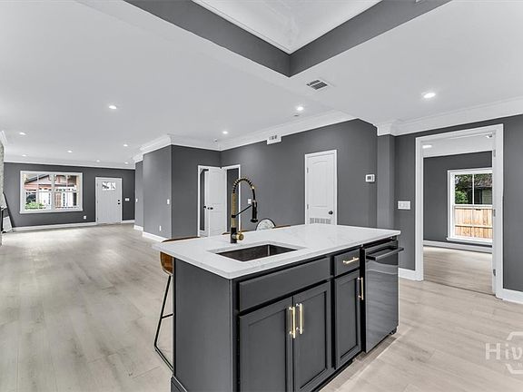 5th image of 802 W 44th Street